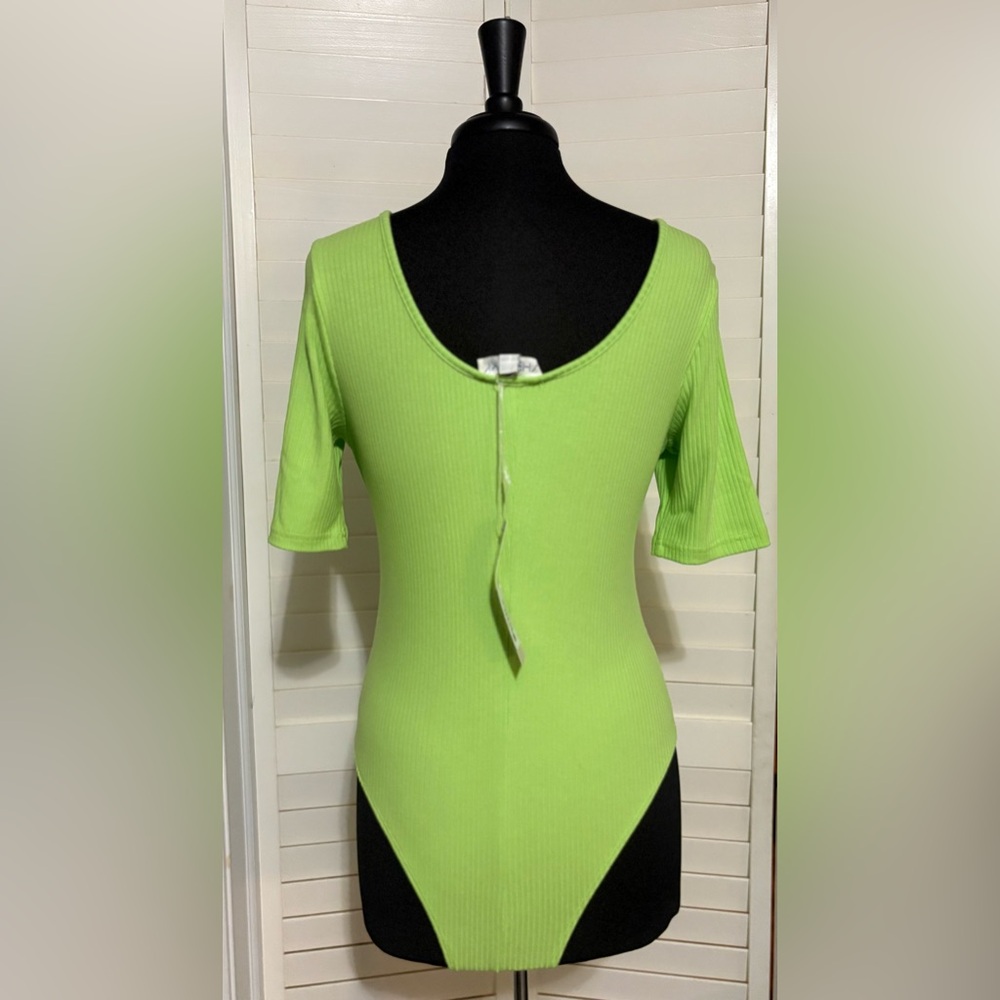 She + Sky Lime Green Fitted Bodysuit with Scoop Neckline NWT - Picture 2 of 3